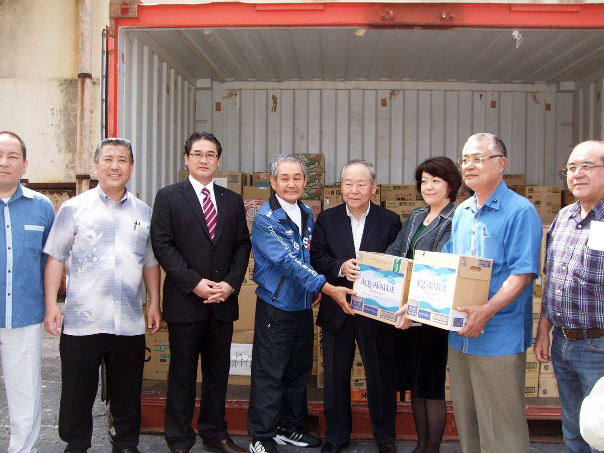 サムネイル：沖縄自民党県連より東日本大震災支援物資200箱